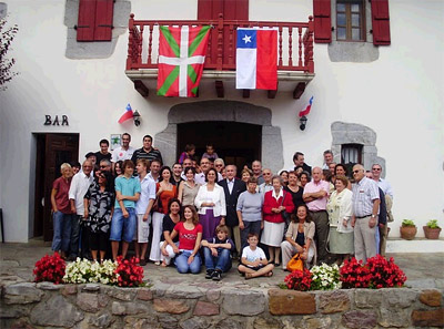 Foto de grupo de los vascochilenos que participaron en la reunión de Urdazubi (foto Bixente Larre)
