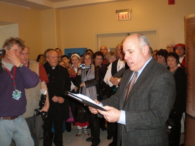 John Bieter, en la inauguración en febrero del pasado año de la exposición sobre los vascos en Ellis Island, Nueva York (foto EuskalKultura.com)