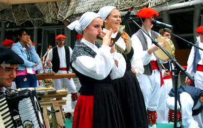 Miren Aizpitarte idahotarra alboka jotzen Lael Uberuaga eta Oinkari taldeko beste lagunen ondoan Shanghaiko Expon egin zuen erakustaldian (argazkia Oinkari.org)