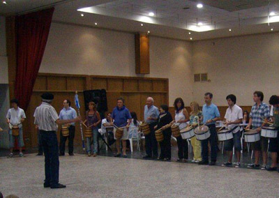 La tamborrada de Necochea en plena actuación en el centro vasco, dirigida por el tambor mayor Picón (foto Ester Arrondo)
