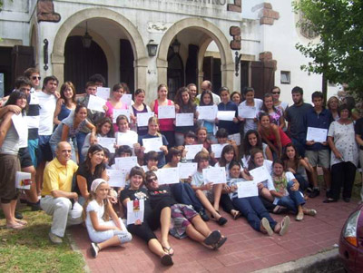 Profesores y alumnos del Udaleku posan frente al Centro Vasco Zingirako Euskaldunak (foto ChascomusEE)