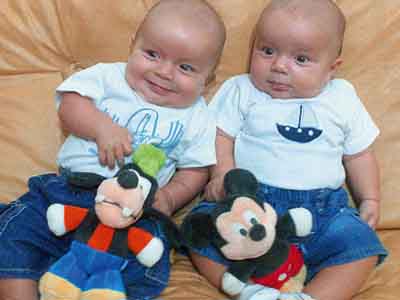 De izquierda a derecha los gemelos platenses Aitor e Iker, ¿o serán Iker y Aitor? (foto DiarioPopular)