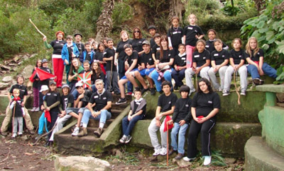 Los participantes en el Udaleku 2010 posan junto a sus profesores (foto HaizeHegoa.org)