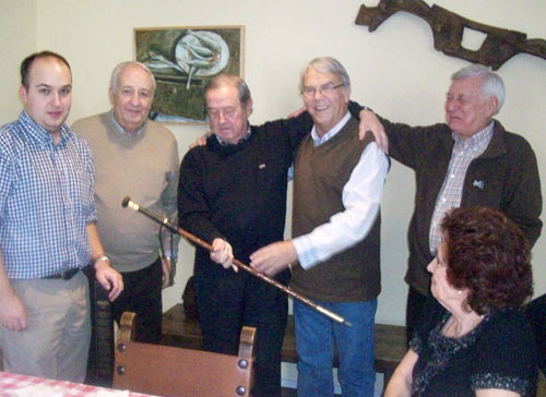 Julio Elejalde, abrazado al presidente saliente, Jon Zaballa, tras entregarle el lunes 7 de febrero la tradicional makila a modo de reconocimiento por su labor al frente de Euskal Etxea de Madrid (foto MadrilEE)