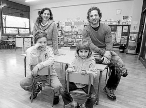 Verónica Grande y Martín Oreja, con Juan Cruz, 6 años, y Valentina, 3 años (foto MikelSaiz-DiarioNoticias)