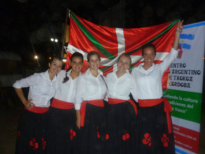 Las dantzaris del grupo de baile de Cordobatarrak, adscrito al Centro Vasco Gure Txokoa de Córdoba, tras los aplausos en “Todo el Mundo en Alta Gracia” (foto CordobaGureTxokoaEE)