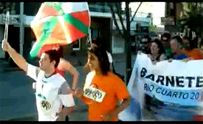 Los participantes en el barnetegi de Río Cuarto en una imagen del videoclip que han realizado para Korrika 17