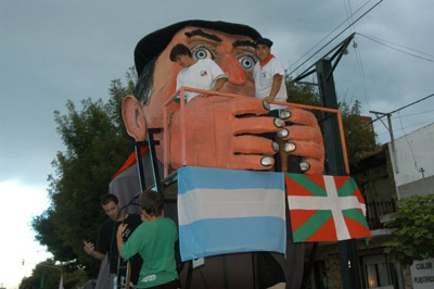 El Gargantúa de la euskal etxea necochense triunfó en la Fiesta Infantil del 8 de enero, y los niños disfrutaron de lo lindo dejándose "tragar" por el gigante (foto NecocheaEE)