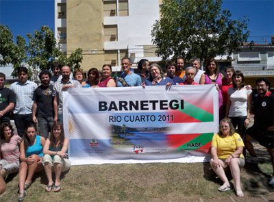 Los profesores y alumnos del Barnetegi de Río Cuarto (foto RioCuartoEE)