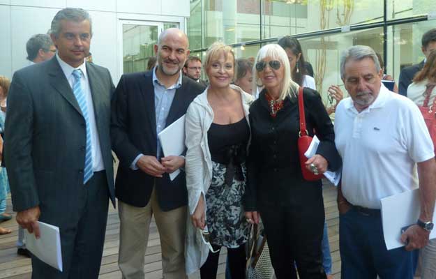 Alejandro Dobarro, delegado de la Xunta de Galicia; Manuel Duran Giménez Rico, consejero de Cultura de la Embajada de España; Elvira Cortajarena, delegada de Euskadi; Marta Minujín; y Jordi Font, delegado de la Generalitat de Catalunya (foto Irekia)