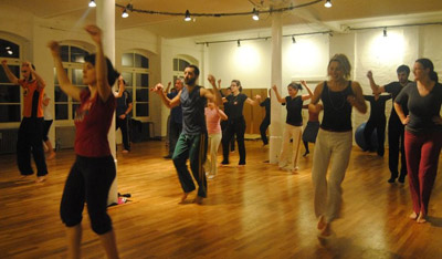 Los alumnos estuvieron finos bailando en su primer día de clase (foto BerlinEE)