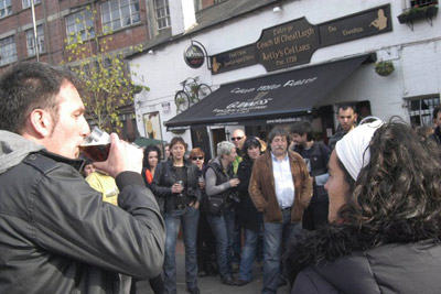 Jon Maia y Maialen Lujanbio fueron los invitados de la edición 2010. En la imagen, repostando 'gasolina' durante un bertso-poteo por las calles de Belfast (foto Iñaki Irigoien)