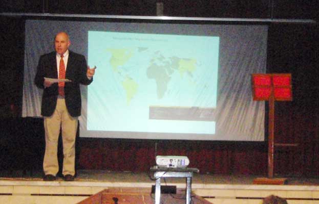 El profesor John Bieter en la Universidad Vasca de Verano (foto EuskalKultura.com)