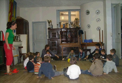 Algunos niños de la Euskal Etxea de Burdeos en una clase del taller de cultura vasca Xitoak (foto BordeleEE)