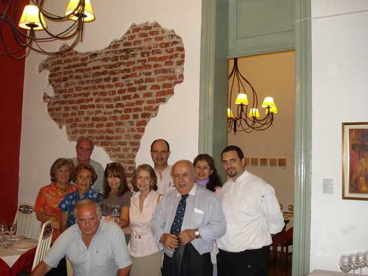 Algunos alumnos y profesores de la Universidad de Verano cenaron una noche en el restaurante porteño "Gernika" (foto UVV)