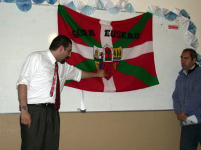 Damián Cebey (a la izquierda) en una foto de archivo, respondiendo a cuestiones relativas a la composición del escudo vasco del Zazpiak Bat