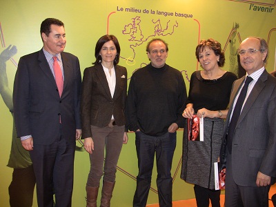 Los máximos responsables de Azkue Fundazioa y la Diputación Foral de Bizkaia con Pantxoa Etchegoin, de Euskal Kultur Erakundea, en Expolangues de París (foto AzkueF)
