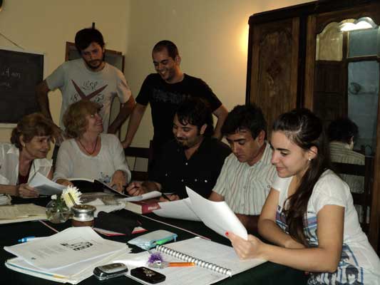 La Asociación 'Gerora' ya comenzó con el dictado de las clases de euskera. En la foto la profesora Elba Mocoroa junto a algunos alumnos (foto Gerora)
