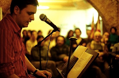 Kirmen Uribe durante un recital en la Euskal Etxea de Barcelona (foto BartzelonaEE)