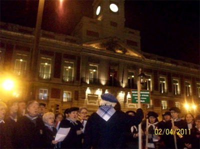 Cantando a Santa Agueda en plena Puerta del Sol (foto MadrilEE)