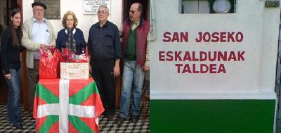 Dirua biltzeko, San Joseko euskaldunek zozketa egin zuten iaz Fraternidad Klubean. Argazkian: F. Sellanes, klubeko idazkaria; J. Licio EEko lehendakaria; M. Licio EEko kidea; sariaren irabazlea suertatu zen Bermudez jauna eta W. Perez, klubeko kidea
