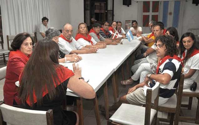 Una vez recuperada la sede, la nueva comisión directiva del centro 'Gure Etxe Maitia' hizo la primera reunión en la euskal etxea (foto El Popular)