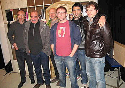 En la presentación de 'Xiberoa Zinez', de izquierda a derecha, Mixel Etxekopar, Gonzalo Etxebarria, Pierre Vissler, Peio Cachenaut, Jeremy Garat eta Arnaud Agergarai (foto AllandeSokarros/Berria)