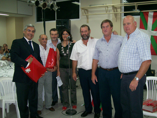 Ezker-eskuin, Udaletxeko nagusia Gilberto Alegre, FEVAko lehendakaria Ricardo Basterra, euskal etxeko lehendakaria, Sergio Recarte, Diego Tellechea, Yanina Castro eta Sergio Recarte etxeko beste kide batzuekin 