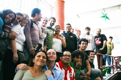 Alumnos de euskera de la UNAM con los miembros de Berri Txarrak