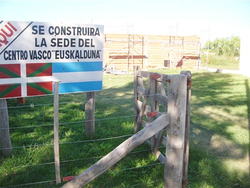 Aspecto del predio en que el Centro Vasco 'Euskalduna' de Carlos Casares está construyendo la que será su sede institucional (foto El Oeste)