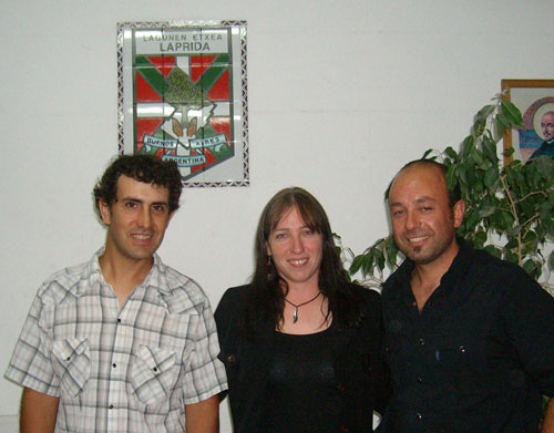 Autoridades del Centro Vasco de Laprida: de izquierda a derecha, Federico Vara, tesorero; María Claudia Aguerre, secretaria; y Martín Adrián, presidente (foto María Ester Arrondo)