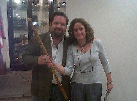 Miguel Larregui hace entrega de la makila simbólica de mando a Lourdes Arrechea (foto Maricarmen Arrechea-Dina Leku)