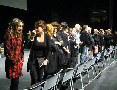 Actores durante uno de los ensayos de AT! (foto AgerreTeatroa) 