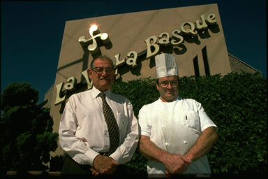 Leonis Malburg, con su cocinero ortzaiztarra a las puestas de La Villa Basque (foto EuskalKultura.com)