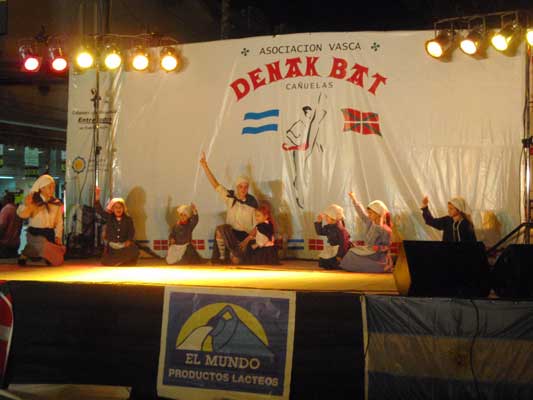 En el Encuentro de Dantzaris del año pasado, los txikis de la casa también pasaron por el escenario (foto EuskalKultura.com)