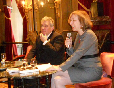 Bernardo Atxaga y María González Encinar, directora del Instituto Cervantes de Bruselas, en el escenario de La Monnaie (foto Manga Ancha)