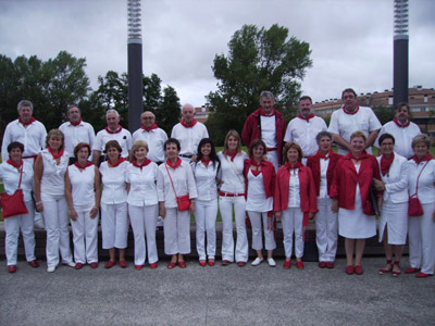 El coro Erreniega vestdo al estilo sanferminero (foto Erreniega)