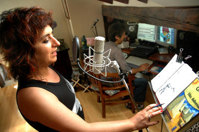 María Uriarte y Tomás Fernando en plena grabación (foto Etxegiroan.com) 