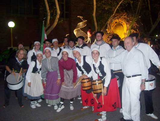En la edición 2011 de la Fiesta del Sol, el centro vasco 'Zingirako Euskaldunak' de Chascomús acompañó a sus pares sanjuaninos (foto Chascomús EE)