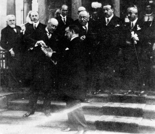 Horacio Echevarrieta euskal diputatuek emandako plaka errezibitzen Gernikako Juntetxean 1925ean, Kontzertu Ekonomikoaren alde eginiko lanarengatik (argazkia EuskoMedia.org)