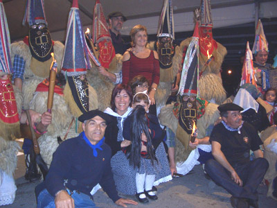 Miembros de la euskal etxea con un grupo de zanpanzar durante las fiestas (foto MallorcaEE)