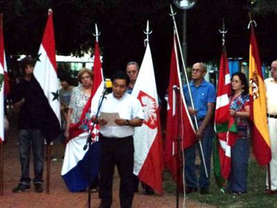 Carlos Lalisu zuzendu zitzaien Santa Feko Espainia Plazan bildutakiei, bertako japoniar gizataldeko kide gisa eskerrak emanez elkartasunarengatik