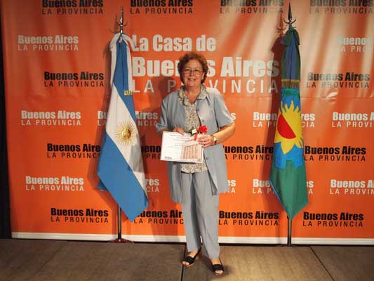 En los festejos por el Día de la Mujer, María Ángeles Oñederra recibió un diploma y una rosa