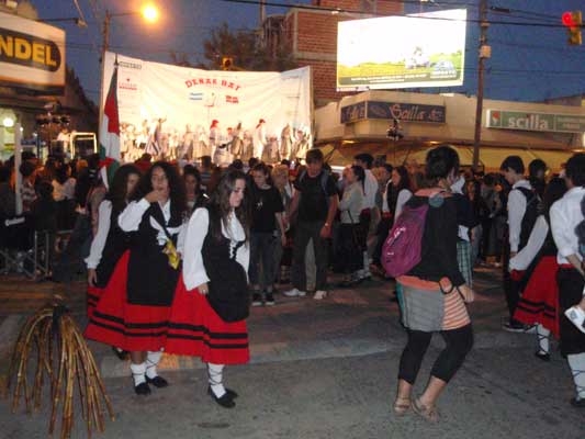 Danzas en el escenario y en la calle, en el V Encuentro de Dantzaris de Cañuelas