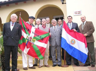 Directivos del Centro Vasco Jasone de Asunción, en Paraguay, con su presidente Galo Egüez en el centro, entre ambas banderas
