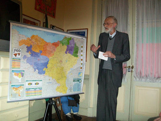 Mikel Ezkerro es uno de los conferencistas que ofrece FEVA. En la imagen, en una charla en el Centro Vasco Francés-Iparraldeko Euskal Etxea de Buenos Aires.