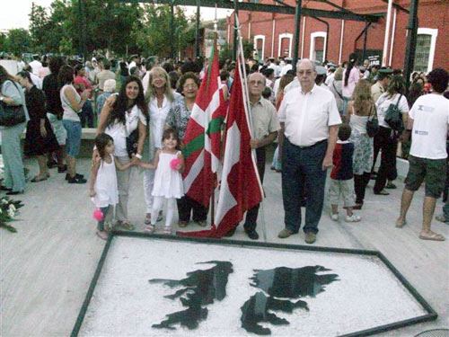 La presidenta del Centro Vasco Gure Etxea de Santa Fe, Catalina Villanueva, portando la ikurrina en los actos del Día del Combatiente dela capital santafesina.