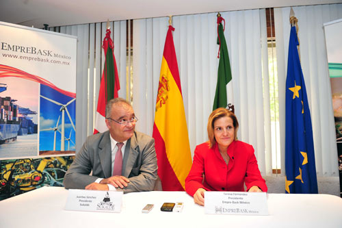 Juantxo Sánchez, presidente de Sukalde, y María Teresa Fernández, presidenta de Emprebask-México, durante la presentación del acto y cena que tendrá lugar mañana en México DF, que se llevó a cabo en la Oficina de México DF de la Delegación de Euskadi