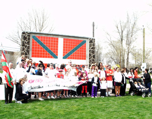 Grupo de participantes en la Korrika de Mountain Home, 2011