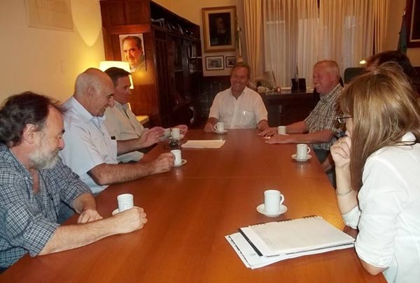 El intendente Daniel Molina reunido con la delegación de Euzko Etxea de Necochea, encabezada por su presidente, Felipe Muguerza (foto NecocheaNews.com.ar)